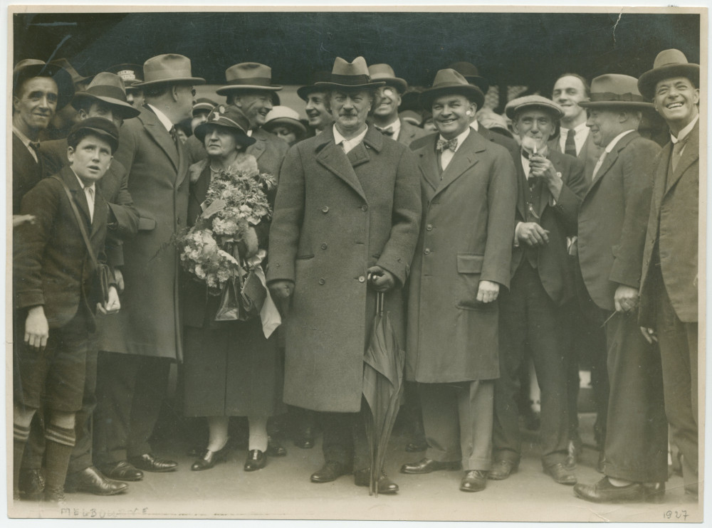 Photographie de l'accueil réservé à Ignace et Hélène Paderewski à Melbourne en 1927, lors de la seconde tournée en Océanie