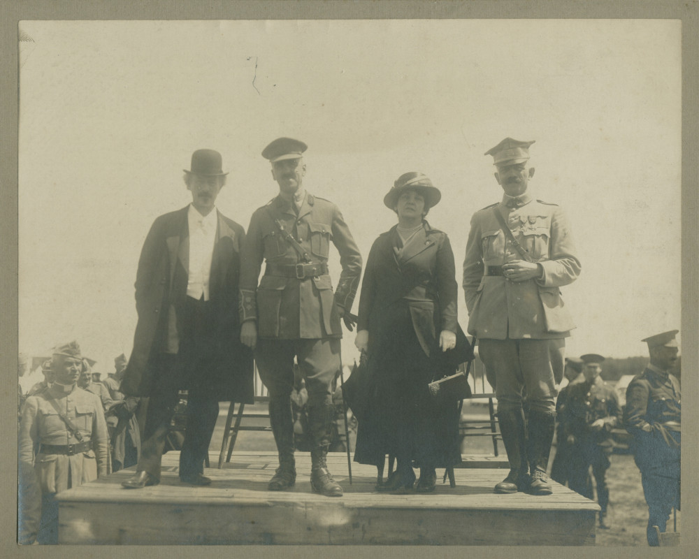 Photographie d'Ignace et Hélène Paderewski sur une tribune aux côtés d'un officier canadien et d'un officier polonais, assistant sans doute au défilé des deux camps d'entraînement des volontaires polonais à Niagara-on-the-Lake (Ontario/Canada) en 1918