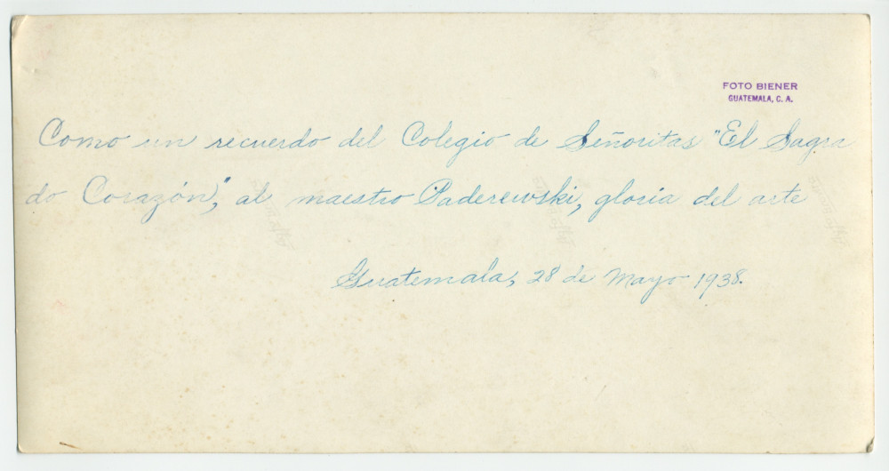 Photographie des maîtres et des élèves du Colegio de Señoritas «El Sagra do Corazón» [Collège de filles du Sacré-Cœur] de Guatemala [ville?], dédicacée le 28 mai 1938 «al maestro Paderewski, gloria del arte» [au maître Paderewski, gloire de l'art]