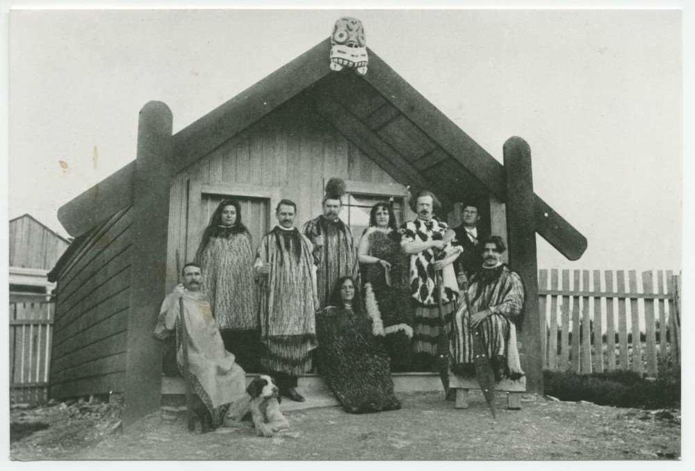 Photographie d'Ignace et Hélène Paderewski en costumes traditionnels maoris, lors de la première tournée en Océanie, en 1904