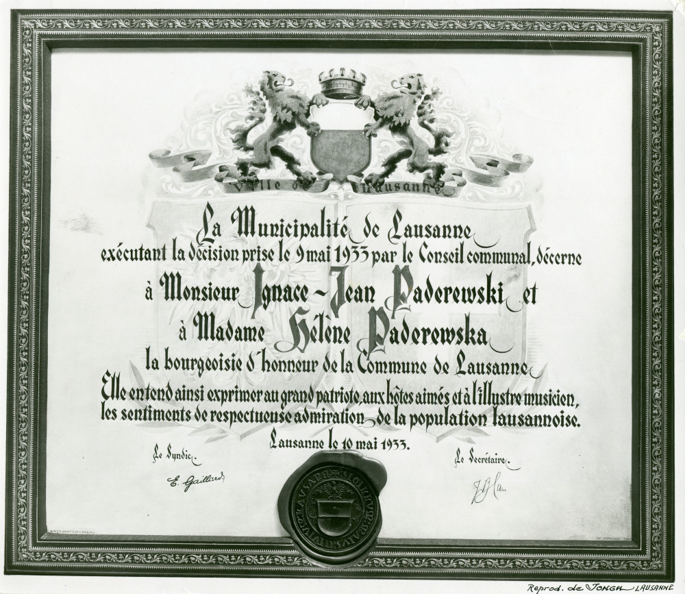 Photographie du diplôme de bourgeois d'honneur décerné à Ignace et Hélène Paderewski par la Municipalité de Lausanne le 10 mai 1933