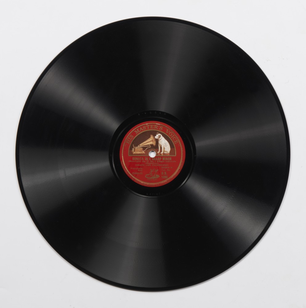 Disque 78 tours «His Master's Voice» de 1937 avec la «Sonate au clair de lune» de Beethoven (et en face B le «Menuet en sol majeur» de Paderewski)