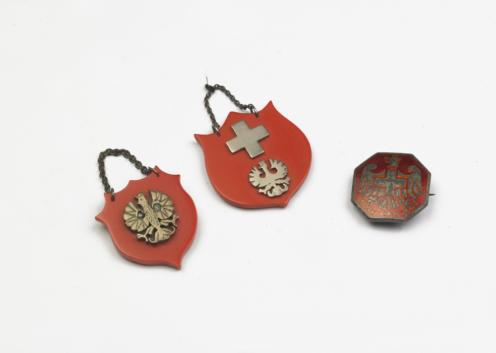 Trois insignes aux couleurs de la Croix Blanche polonaise vendus en 1939 au profit des victimes de la Seconde Guerre mondiale