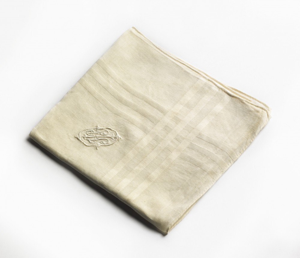 Mouchoir de tissu blanc avec monogramme brodé «IJP» ayant appartenu à Paderewski