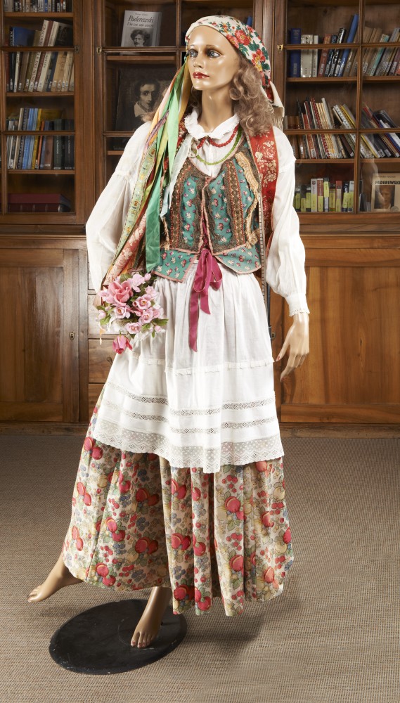 Costume traditionnel polonais porté par Lydia Opienska-Barblan lors de la dernière fête de la Saint-Ignace organisée à Riond-Bosson en 1939