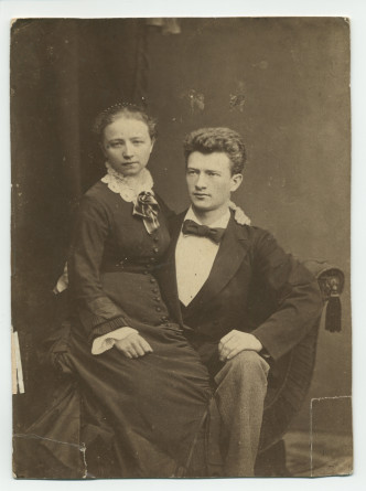 Photographie de Paderewski, âgé d'environ 19 ans, avec sa sœur Antonina sur le genou droit, réalisée au cabinet de V. Vilkonski à Varsovie