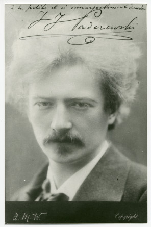 Photographie de Paderewski vers 1890, avec copyright «A. M. W.» et dédicace au-dessus de la tête «à la petite et si sympathiquement douée, IJP»
