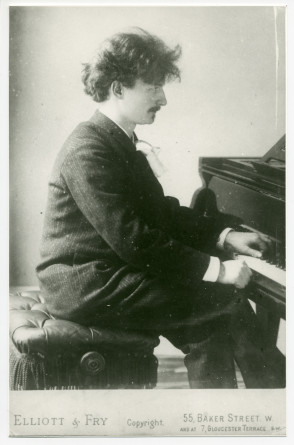 Photographie de Paderewski au piano vers 1890, au moment de ses débuts à Londres