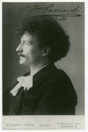 Photographie de profil de Paderewski avec signature au-dessus de la tête, réalisée au moment de concerts en Angleterre vers 1895-1897