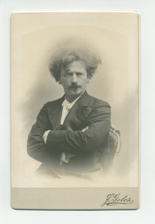 Photographie de Paderewski les bras croisés réalisée à Varsovie par Jadwiga Golcz («Fotografja Teatrów») dans les années 1900 – tirage original sur carton avec voile protecteur