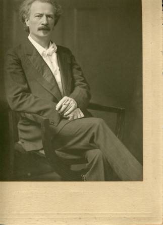 Photographie de Paderewski assis, avec une cigarette allumée dans la main gauche, prise vers 1910 par la London Stereoscopic Company (tirage original)
