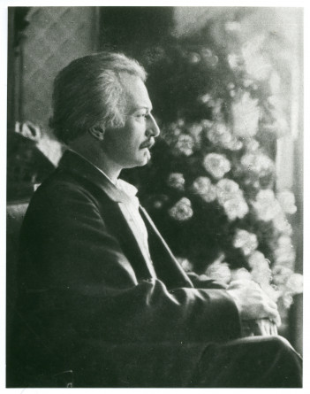 Photographie de profil de Paderewski assis, prise à Poznan vers 1910