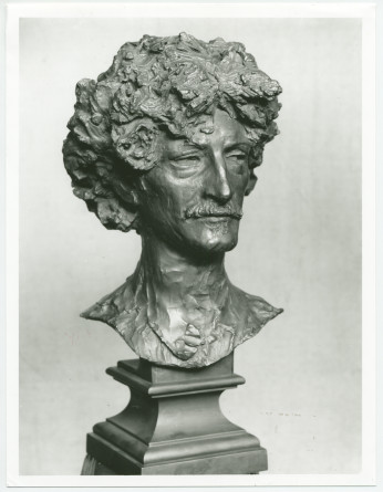 Photographie noir-blanc du buste de Paderewski réalisé en 1891 par le sculpteur anglais Sir Alfred Gilbert, propriété de la Tate Gallery de Londres