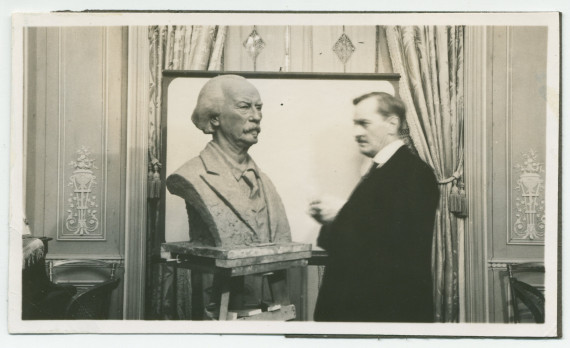Photographie de François Black travaillant à Riond-Bosson en 1930 (?) à un buste de Paderewski