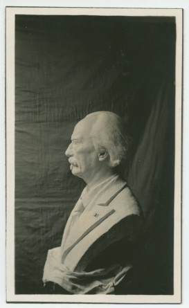 Photographie (de profil gauche) du buste de Paderewski réalisé par François Black en 1930 (?)