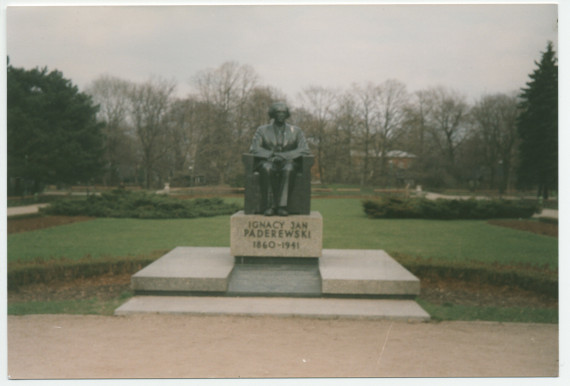 Photographie (floue) de la statue de Paderewski réalisée en 1935 par Michal Kamienski et érigée en 1978 dans les jardins du Conservatoire de Varsovie