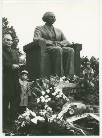 Photographie noir-blanc (prise en 1980 lors d'une cérémonie) de la statue de Paderewski réalisée en 1935 par Michal Kamienski et érigée en 1978 dans les jardins du Conservatoire de Varsovie – à gauche: Boguslaw Madey (1932-2004), directeur du Conservatoire