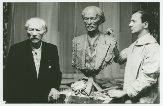 Photographie de Paderewski posant pour le sculpteur Nicholas Tregor dans sa chambre de l'Hôtel Buckingham à New York en mai-juin 1941