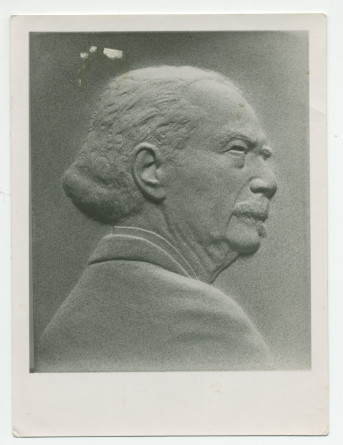 Photographie noir-blanc de la dernière maquette du relief de Paderewski réalisé en 1946 par S. Henry (dont le Musée Paderewski possède deux exemplaires)