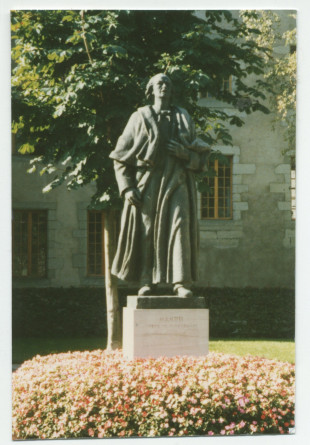 Photographie couleur de la statue de Paderewski réalisée par Milo Martin à la demande de la ville de Morges, érigée dans le Parc de Seigneux et inaugurée le 3 juillet 1948