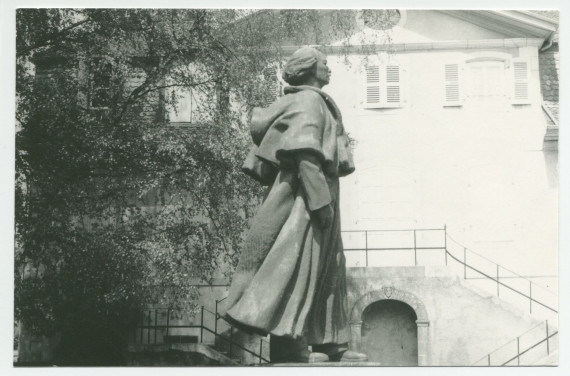 Photographie noir-blanc de la statue de Paderewski réalisée par Milo Martin à la demande de la ville de Morges, érigée dans le Parc de Seigneux et inaugurée le 3 juillet 1948