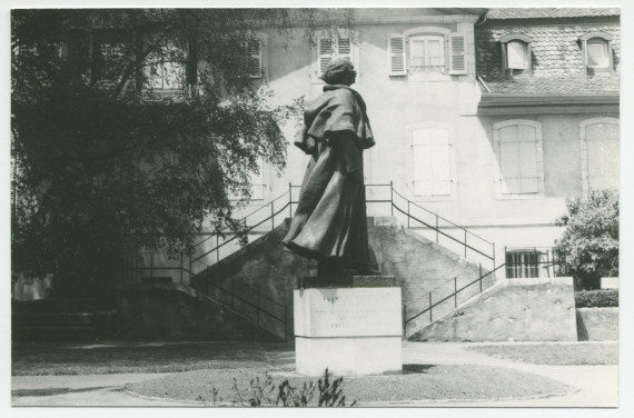 Photographie noir-blanc de la statue de Paderewski réalisée par Milo Martin à la demande de la ville de Morges, érigée dans le Parc de Seigneux et inaugurée le 3 juillet 1948