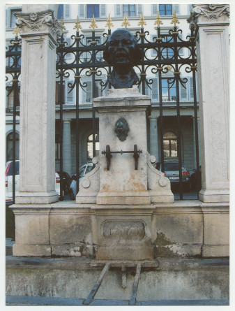 Photographie du buste de Paderewski réalisé en 1964 par Alfons Magg et situé devant la grille nord de l'Hôtel des Trois Couronnes à Vevey