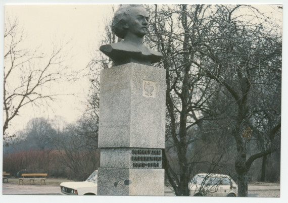 Photographie du buste de Paderewski réalisé en 1988 par Stanislaw Sikora et érigé au faubourg de Praga à Varsovie
