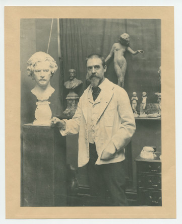 Photographie du sculpteur Antoni Wiwulski, dans son atelier, avec le buste de Paderewski
