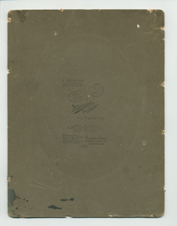 Photographie d'Ignace et Hélène Paderewski de profil réalisée par Marceau à Los Angeles au début de leur union – tirage ovale signé sur carton (avec verso) – tirage rectangulaire sur carton (jusqu'à la taille) – reproduction noir-blanc (détail)