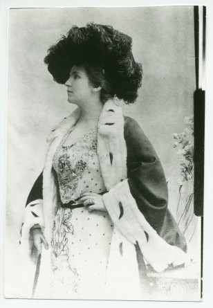 Photographie de profil d'Hélène Paderewska en 1904 à Sydney, avec manteau d'hermine ouvert