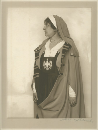 Photographie d'Hélène Paderewska dans son uniforme de la Croix Blanche polonaise, debout de profil avec une cape, réalisée sans doute à New York en 1918
