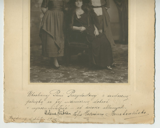 Photographie d'Hélène Paderewska, avec chapeau noir et collier de perles, assise entourée de trois jeunes femmes dont sa secrétaire Mlle Hélène Lübke (debout au milieu), réalisée probablement le 5 février 1920