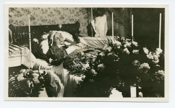 Photographie d'Hélène Paderewska sur son lit de mort