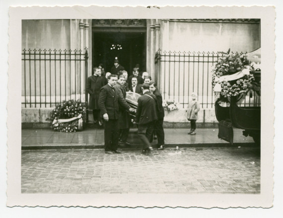 Photographie du service funèbre d'Hélène Paderewski en janvier 1934 à l'église catholique de Morges – sortie du cercueil devant le porche