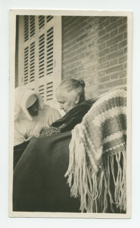 Photographie d'Hélène Paderewska (assoupie?) sur la terrasse de Riond-Bosson début 1934, en compagnie d'une employée de maison (ou infirmière?), peu avant sa disparition