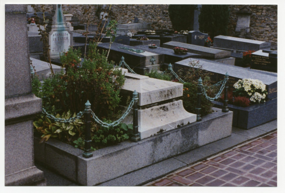 Photographie (prise en octobre 1993) de la tombe d'Hélène Paderewska au cimetière de Montmorency à Paris, placée sur celle d'Alfred Paderewski (fils d'Ignace et d'Antonina née Korsak) – vue de profil