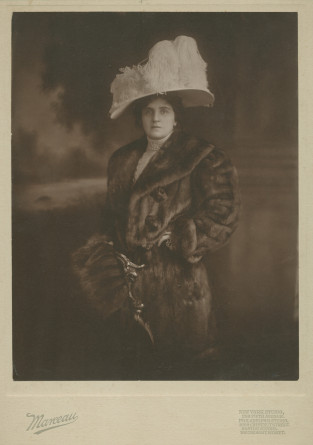 Photographie d'Hélène Paderewska en manteau de fourrure et chapeau blanc par Marceau