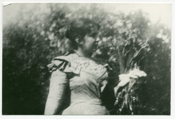 Photographie (floue) d'Hélène Gorska, née baronne de Rosen, dans la nature
