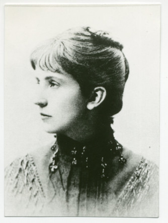 Photographie de profil d'Hélène Gorska, née baronne de Rosen, en 1880
