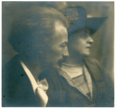 Photographie d'Ignace (avec nœud blanc) et Hélène (avec chapeau) Paderewski de profil (regardant vers la droite)