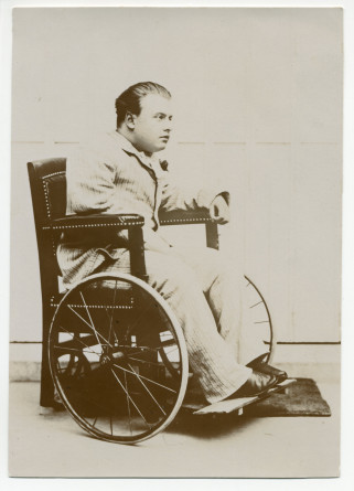 Photographie du fils unique de Paderewski, Alfred, né de son union avec Antonina Korsak et atteint de poliomyélite, dans sa chaise roulante, à l'âge d'environ 20 ans