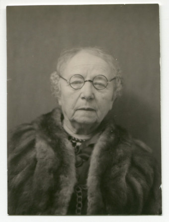 Photographie passeport de la sœur de Paderewski, Antonina Wilkonska, avec lunettes et manteau de fourrure, vers 1940