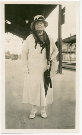 Photographie de la sœur de Paderewski, Antonina Wilkonska, avec chapeau et parapluie, sur un quai de gare (Morges?) vers 1940