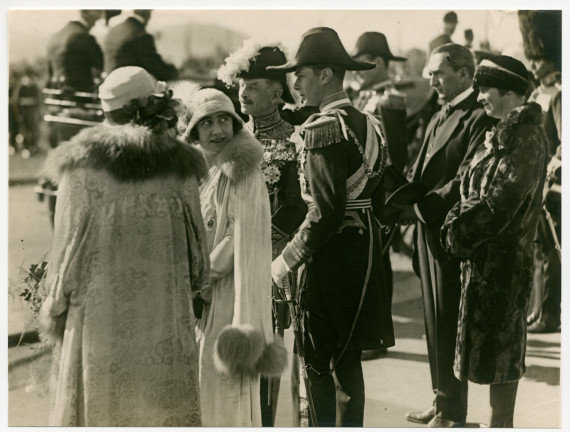 Photographie du duc Albert (1895-1952), futur roi d'Angleterre George V, et de la duchesse Elizabeth d'York (1900-2002), en 1927 à Melbourne (Australie), lors de leur premier voyage officiel à travers l'Empire britannique