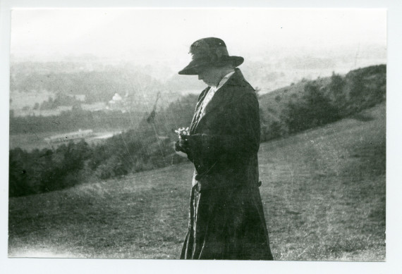 Photographie d'Elisabeth reine de Roumanie, née de Wied, également connue sous le nom de plume de Carmen Sylva (1843-1916), dans le pré de Mme Hodgsen à Paris