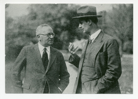 Photographie du violoniste Carl Flesch (1873-1944) discutant avec le chef Wilhelm Furtwängler (1886-1954)
