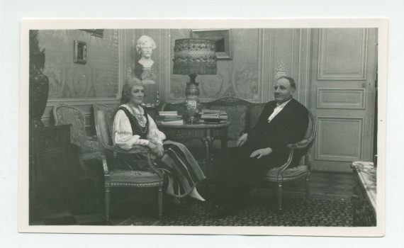 Photographie du Dr Raoul Masson, médecin et ami de Paderewski, et de sa fille Gilberte, en costume polonais (prêt de Hélène Lübcke), venant porter leurs vœux pour la nouvelle année à Antonina Wilkonska, assis dans le salon de Rion-Bosson