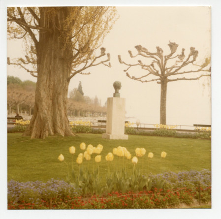 Photographie du buste réalisé par James Vibert (1872-1942) de la poétesse Anna de Noailles (1876-1933), comtesse française née princesse roumaine Bibesco Bassaraba de Brancovan, visible près du parc Roussy à Vevey