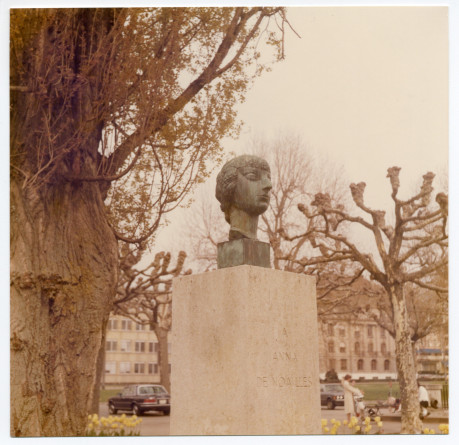 Photographie du buste réalisé par James Vibert (1872-1942) de la poétesse Anna de Noailles (1876-1933), comtesse française née princesse roumaine Bibesco Bassaraba de Brancovan, visible près du parc Roussy à Vevey